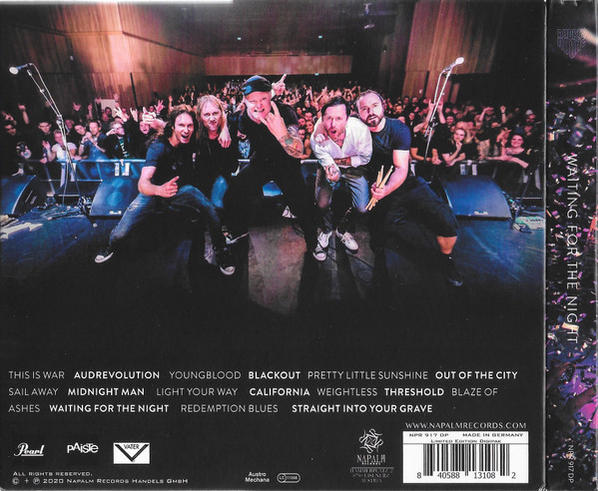 Rückseite einer Musik-CD mit einer Band auf der Bühne und einer Liste von Songnamen und Credits.
