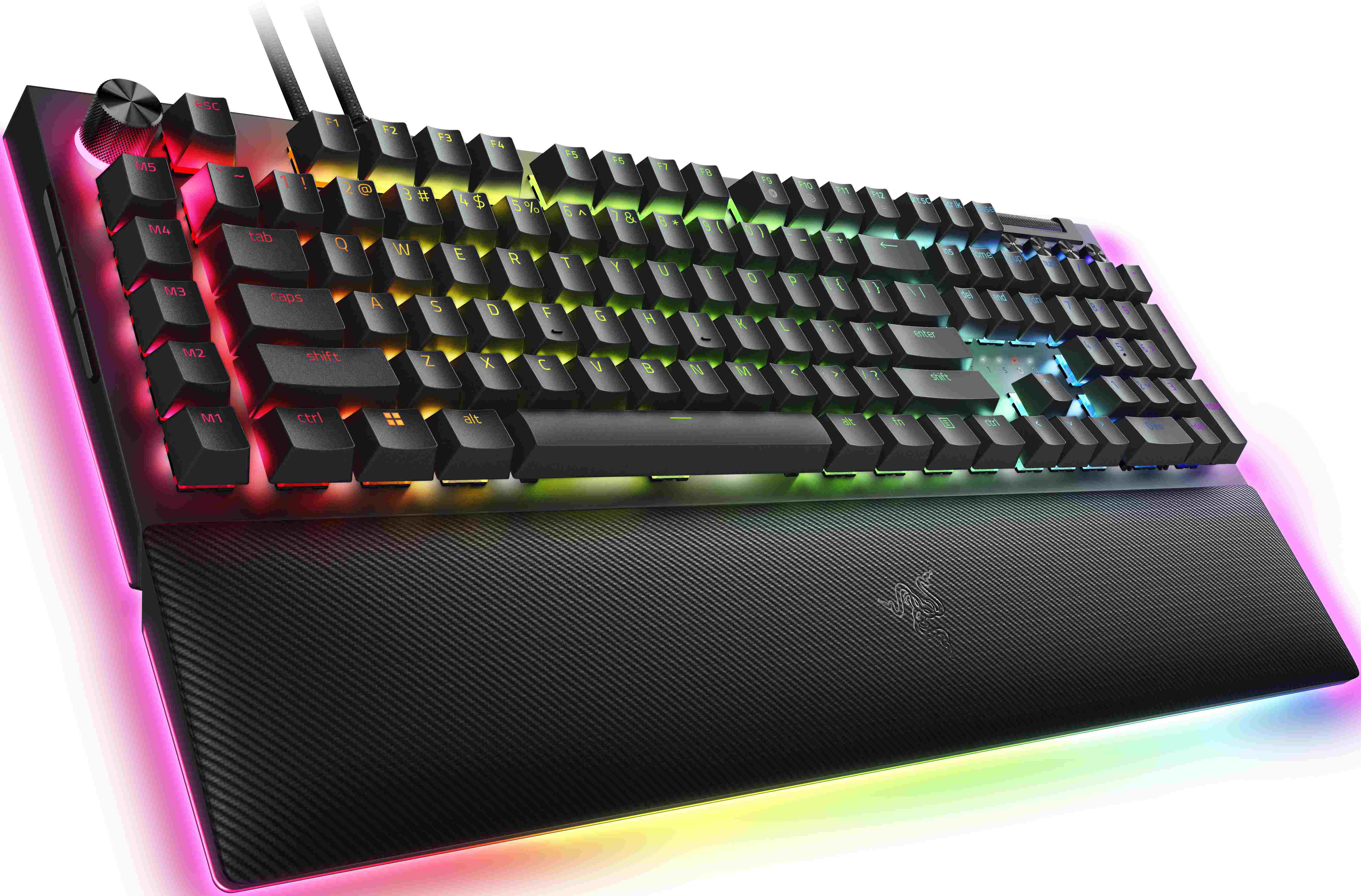 Una tastiera da gioco nera con illuminazione RGB. Ha un poggiapolsi e tasti multipli.