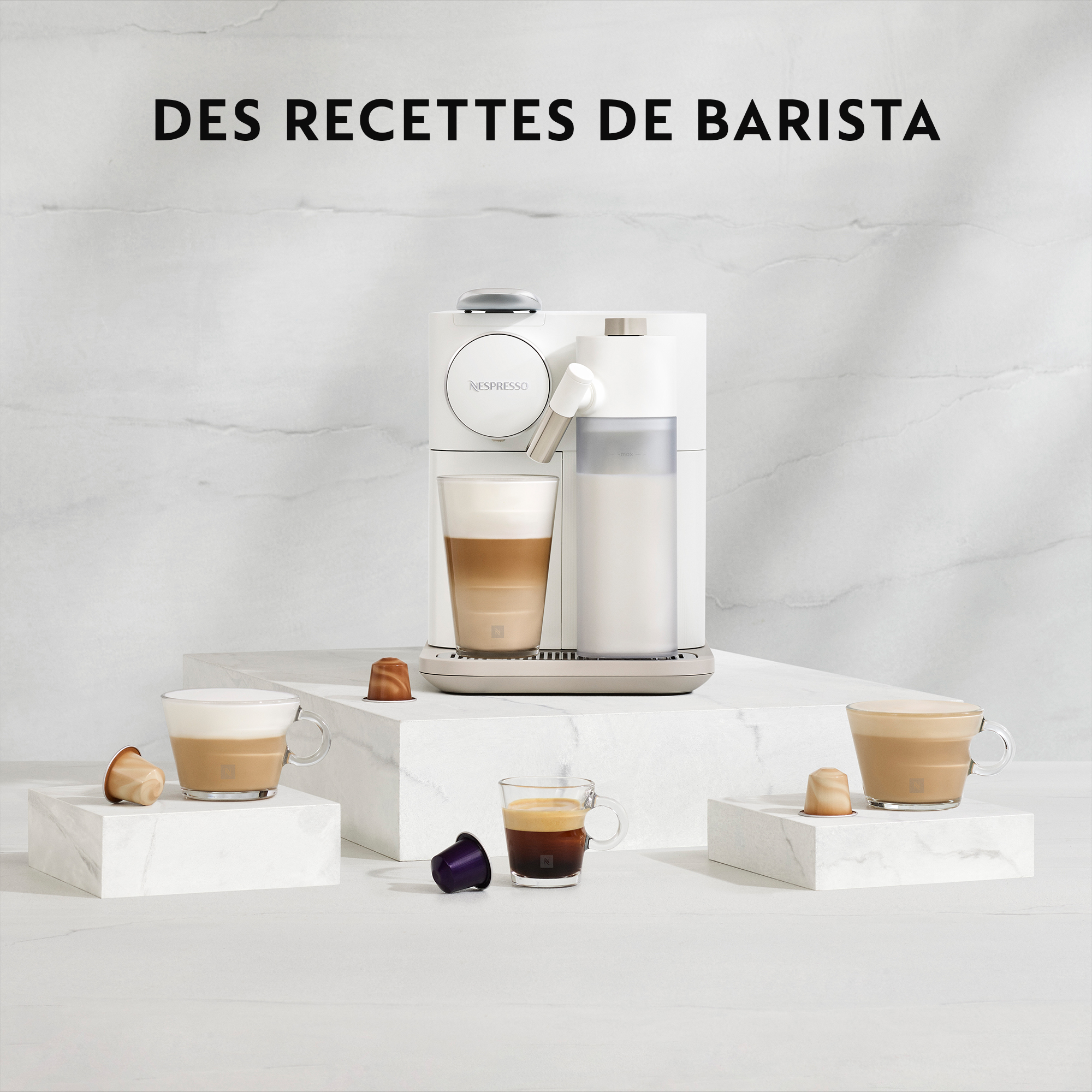 Machine à café avec café dans des tasses, grains de café et texte 'DES RECETTES DE BARISTA'.