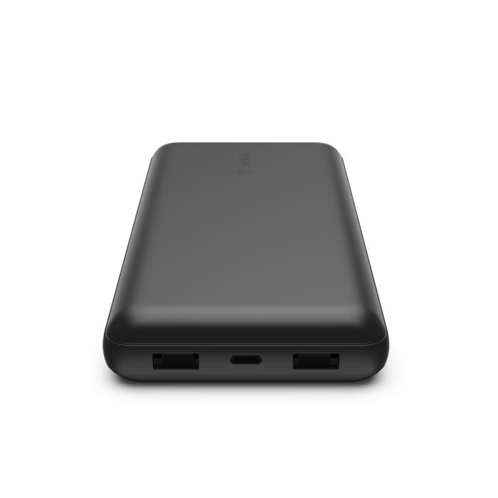 Siyah Belkin power bank. İki USB portu ve bir USB-C portu var. Beyaz bir arka plan üzerinde.