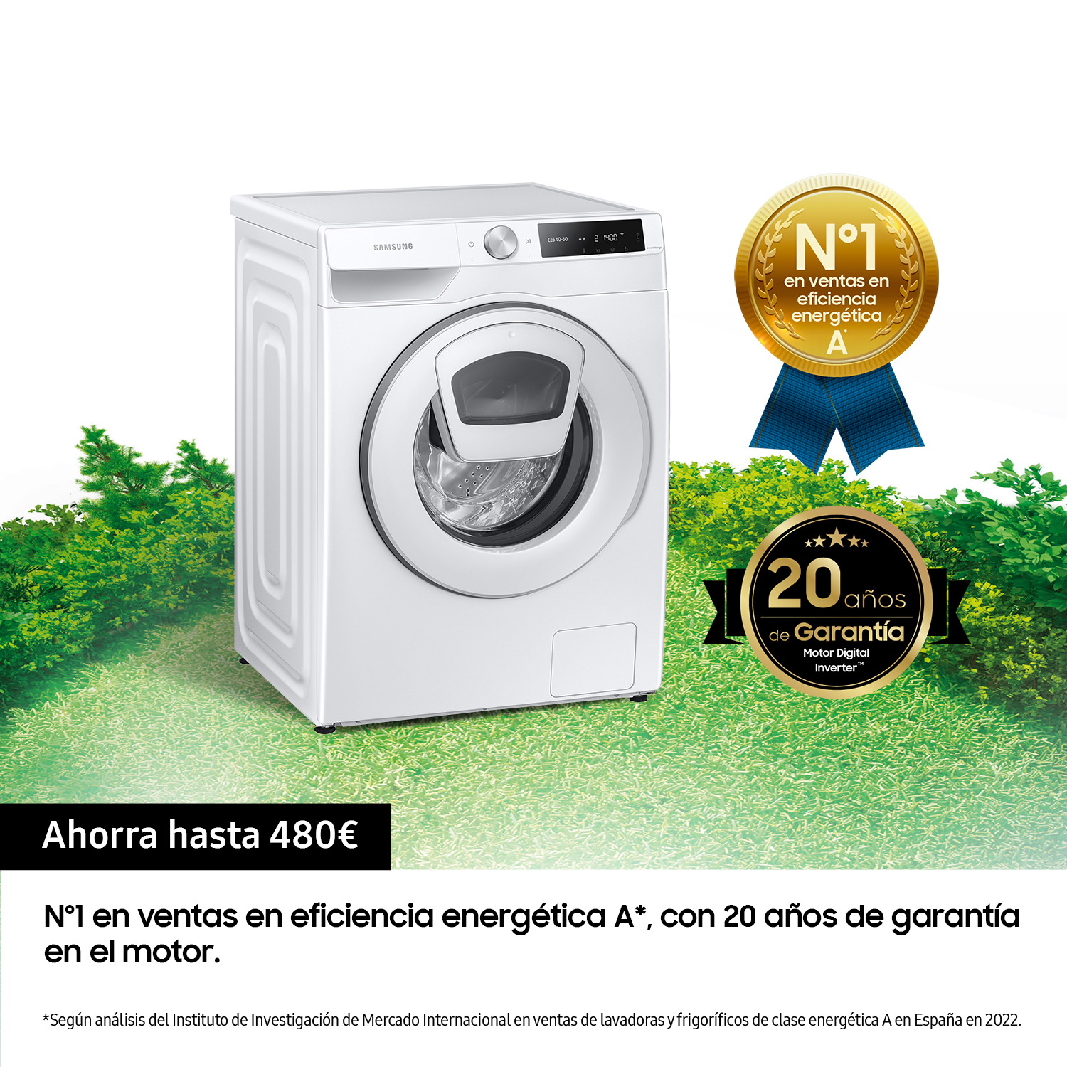 Lavadora blanca con hierba verde y texto sobre eficiencia energética.