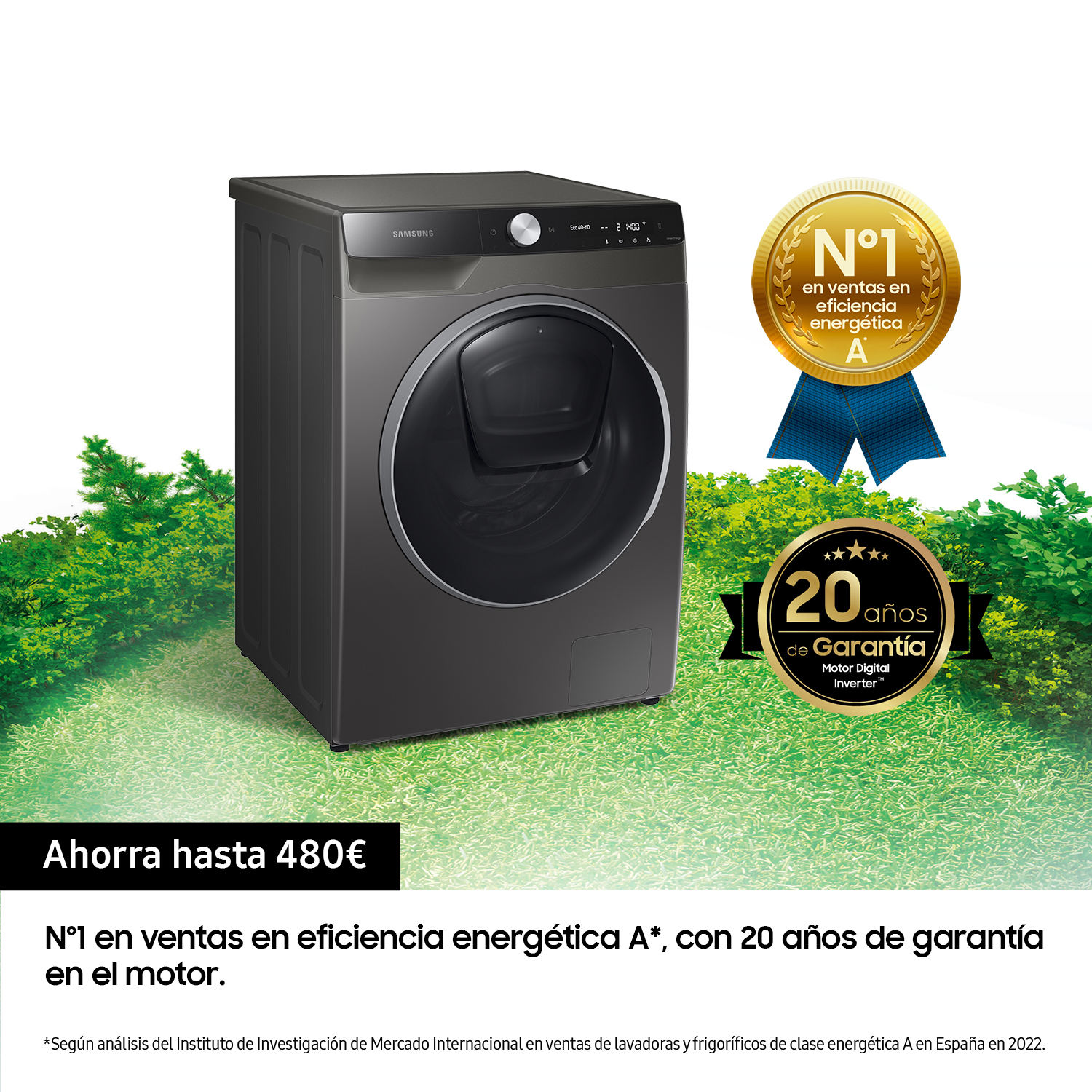 Lavadora gris oscuro con puerta frontal grande y distintivo dorado, colocada al aire libre.