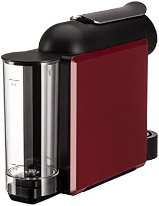 Cafetera Nespresso roja. El depósito de agua es visible. La máquina está sobre un fondo blanco.