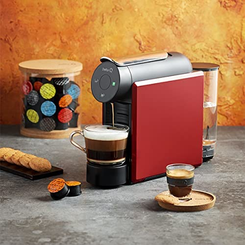 Cafetera con panel rojo, tazas de vidrio y granos de café. Mango de madera y tarro de corcho.