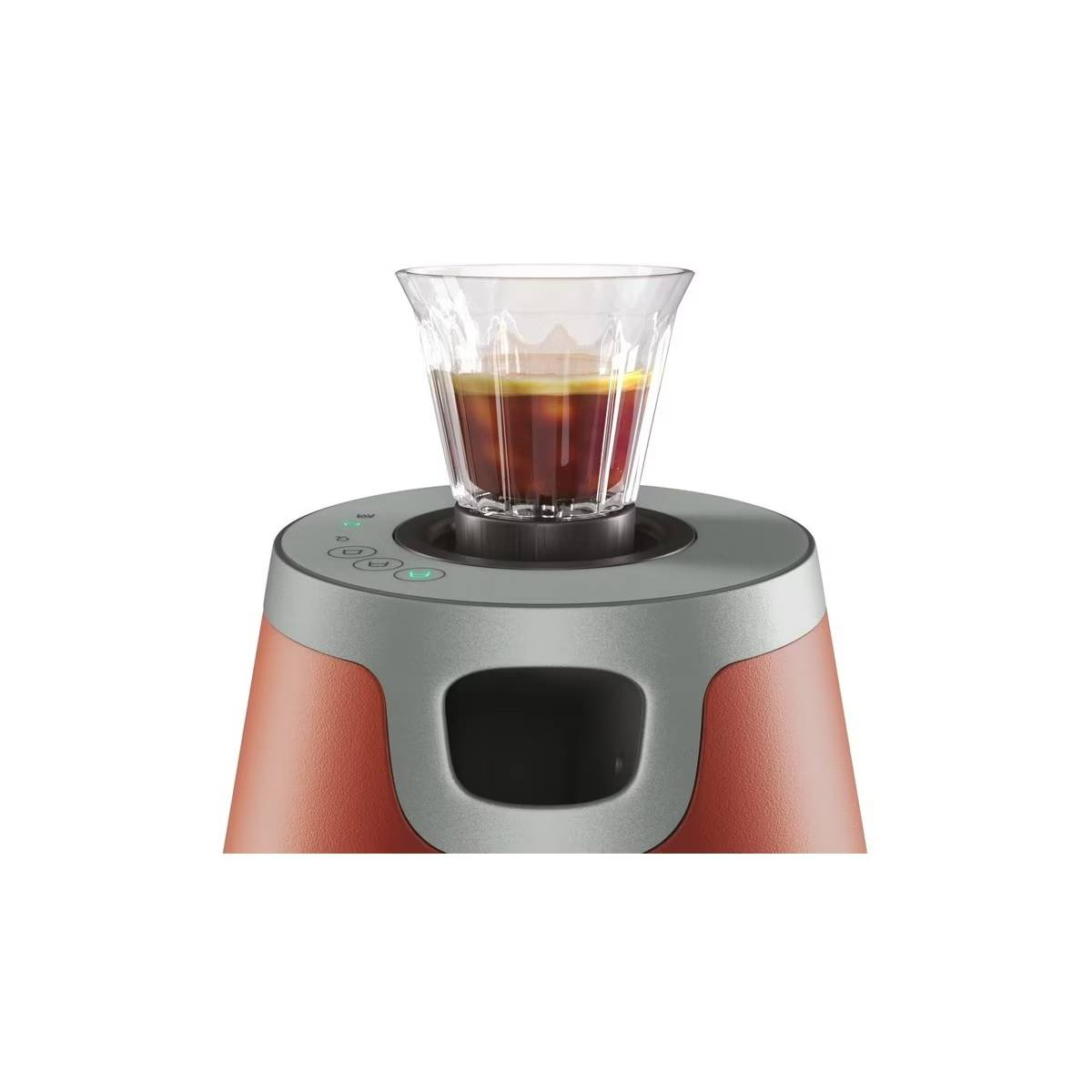 Cafetera con un vaso de café, sobre una base roja y gris, aislada sobre blanco.