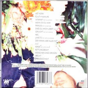 Rückseite einer CD-Hülle mit Titelliste und Text. Blumiger Hintergrund und Person in Jeansjacke.
