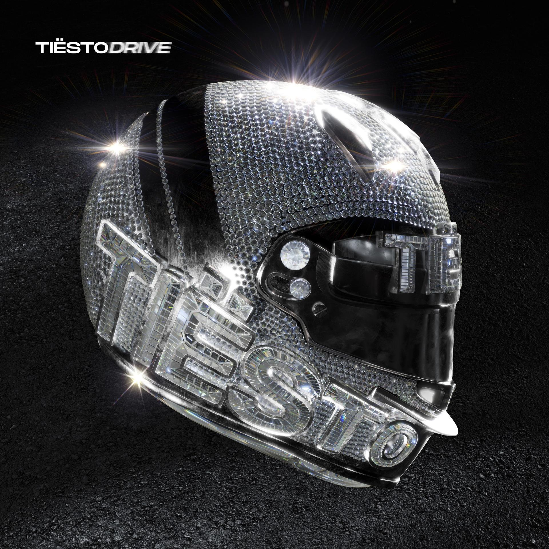 Ein glänzender Rennhelm mit dem Namen TIESTO darauf.
