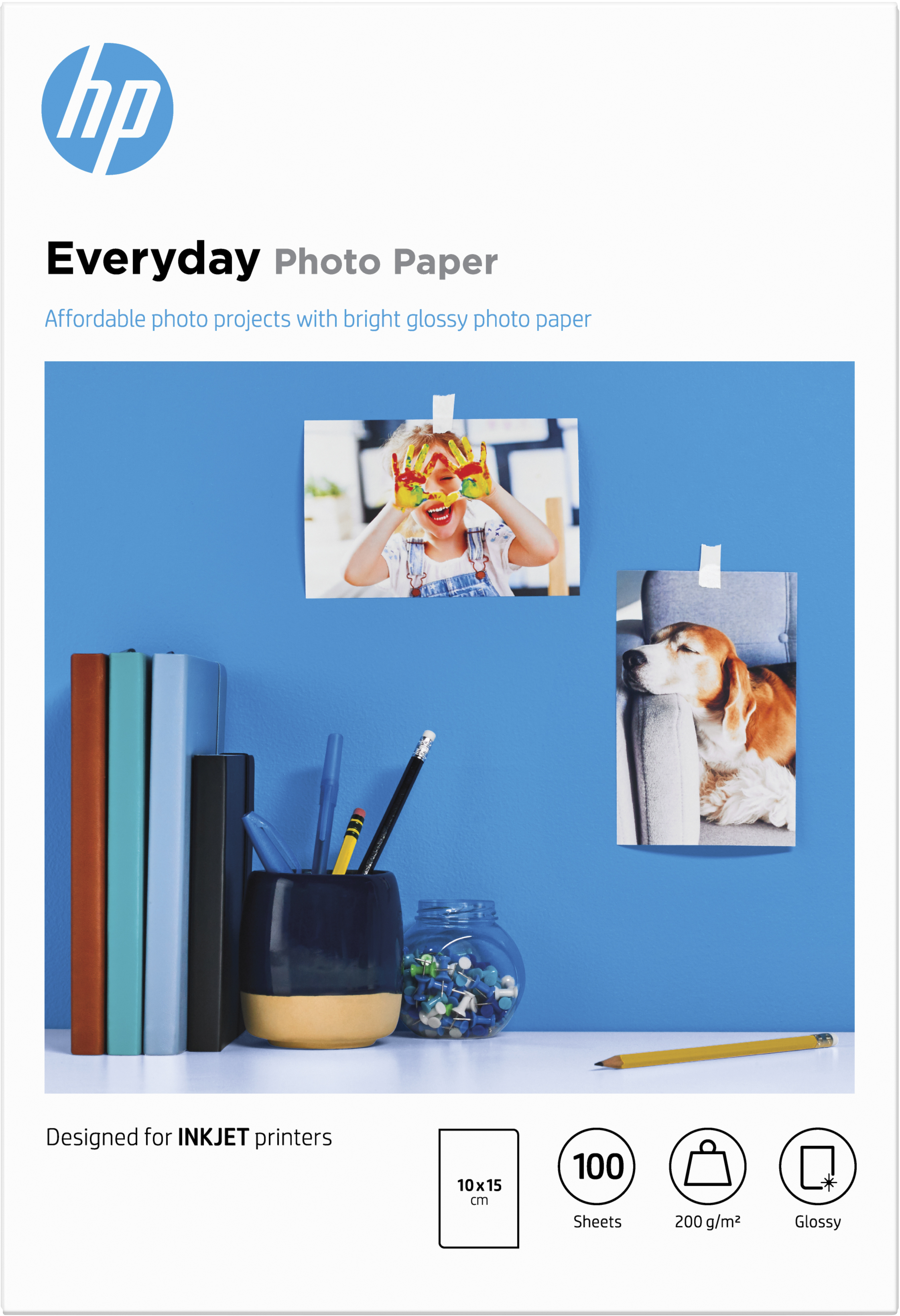Eine Werbung mit Fotos und Text auf blauem Hintergrund, mit einem Foto eines Kindes mit bemalten Händen.