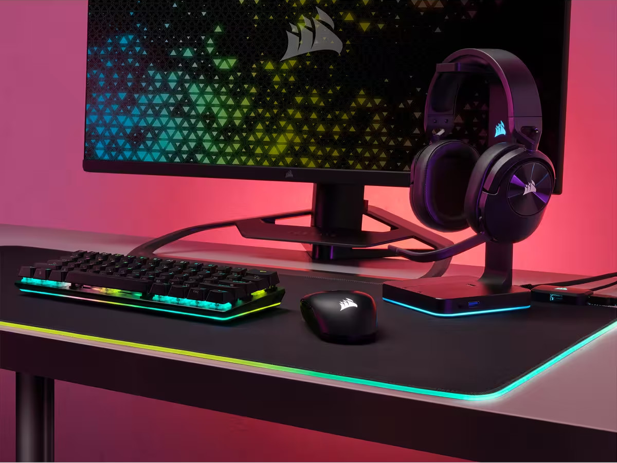 Configuration de jeu : moniteur, clavier, souris, casque et tapis de souris avec LED.