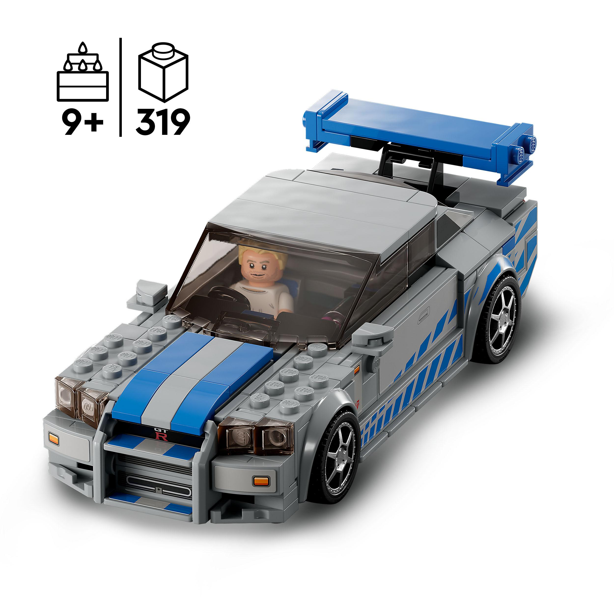 Lego-Automodell mit blauen und grauen Details, einer Minifigur als Fahrer und einem blauen Heckspoiler.