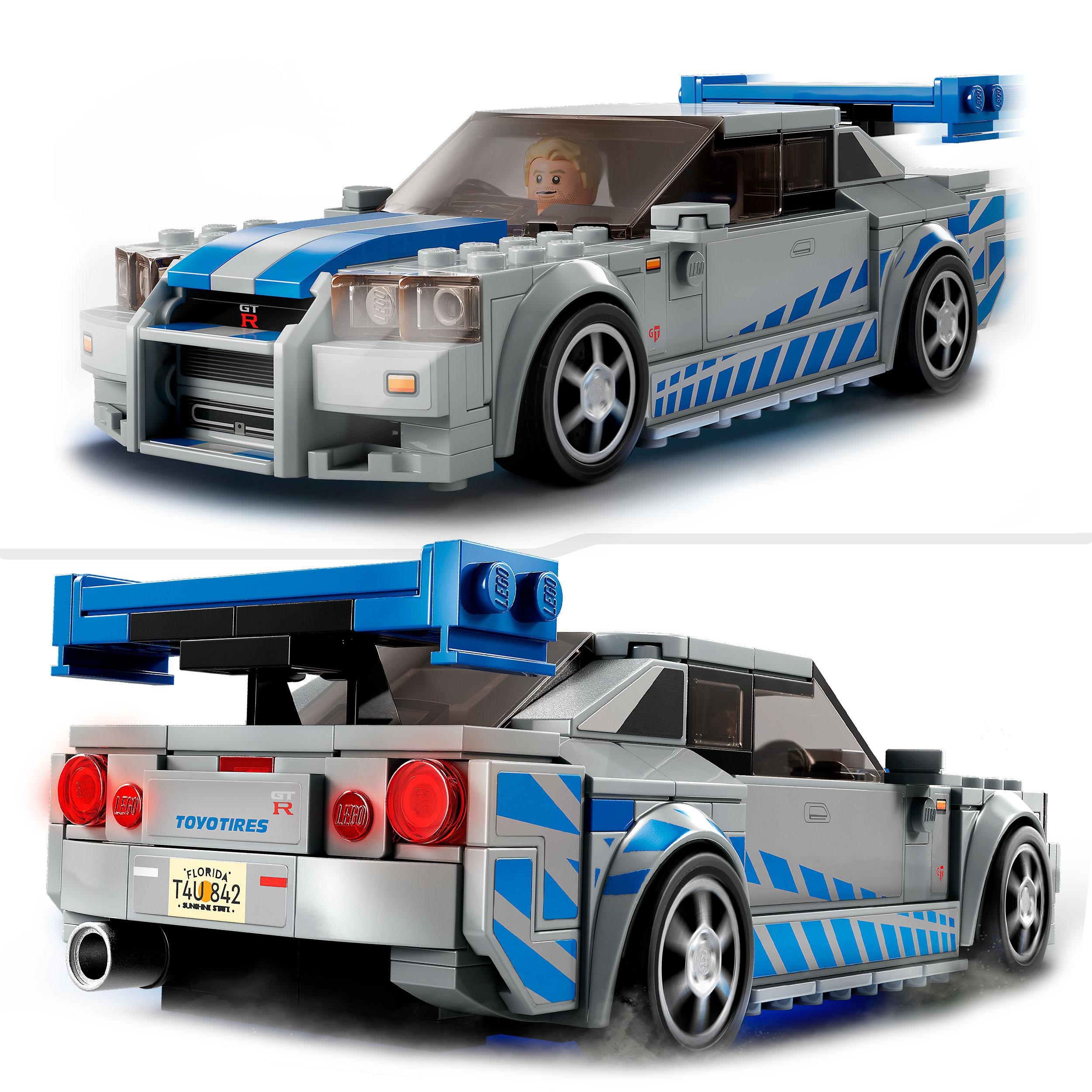 Lego-Modell eines grau-blauen Sportwagens, mit zwei Ansichten, vorne und hinten.