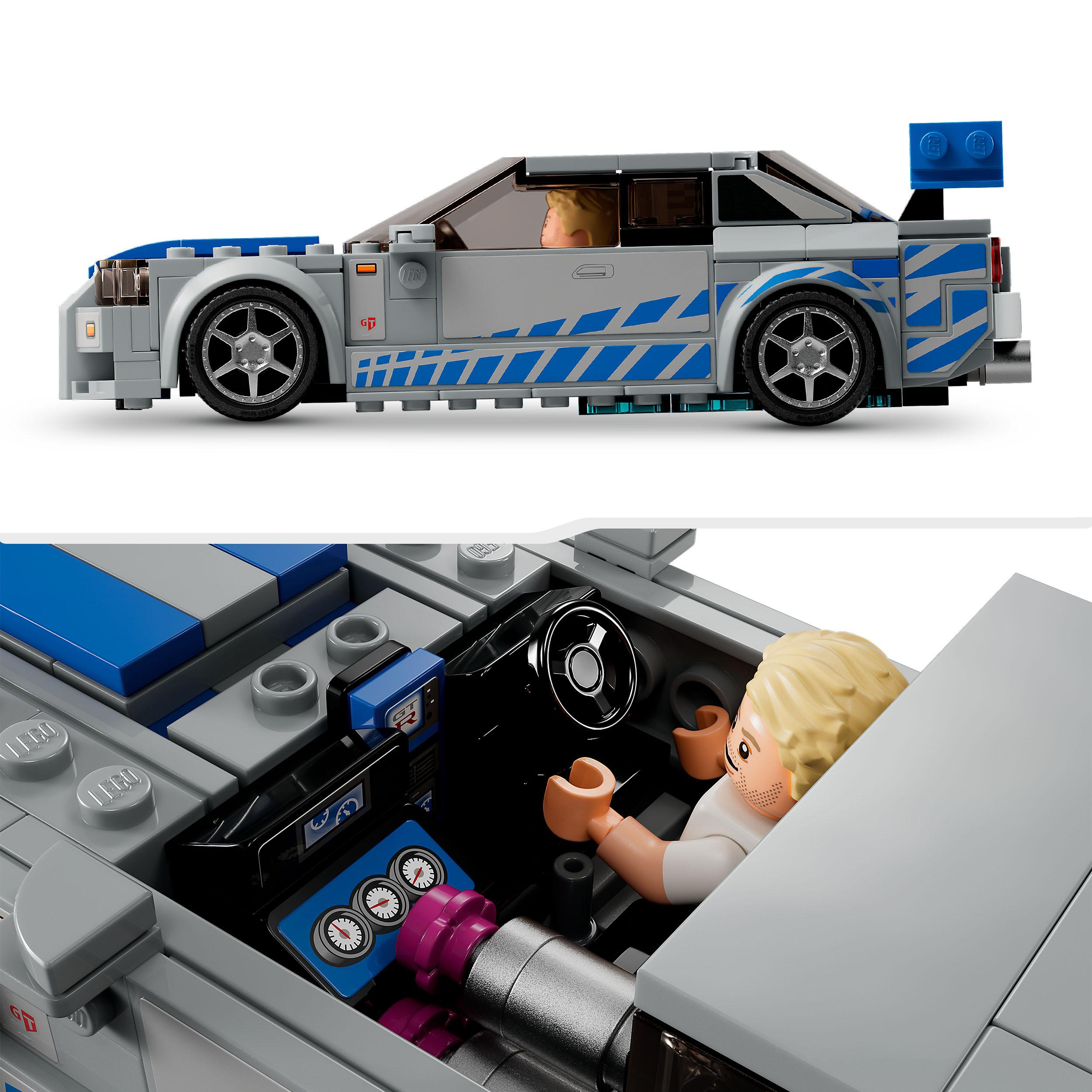 LEGO-Automodell mit Fahrfigur sichtbar, Innendetail gezeigt.