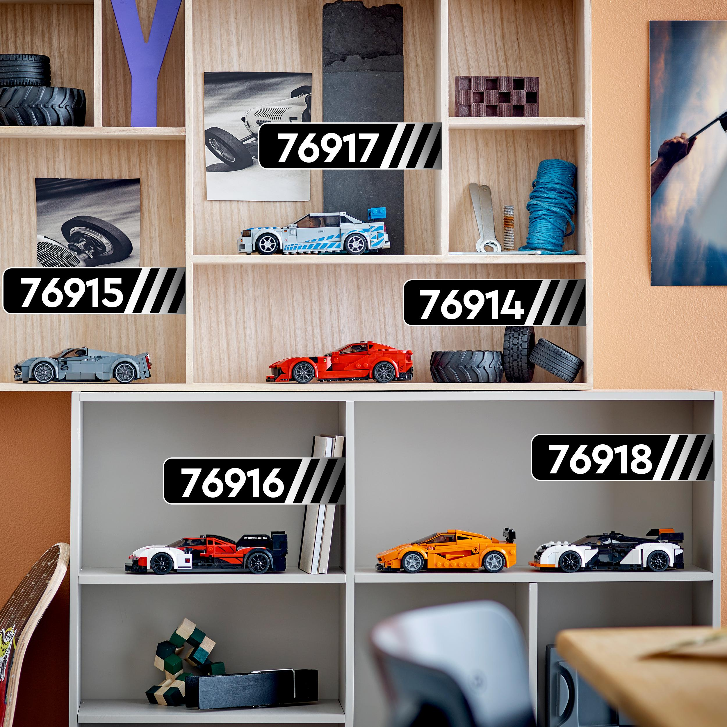 Regale mit Spielzeugautos. Jedes Auto hat eine Nummer. Der Hintergrund ist helles Holz mit weißem Regal.