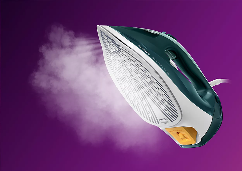 Gőzölős vasaló, Philips Azur 7000 sorozat, gőzt kibocsátva, lila háttéren.