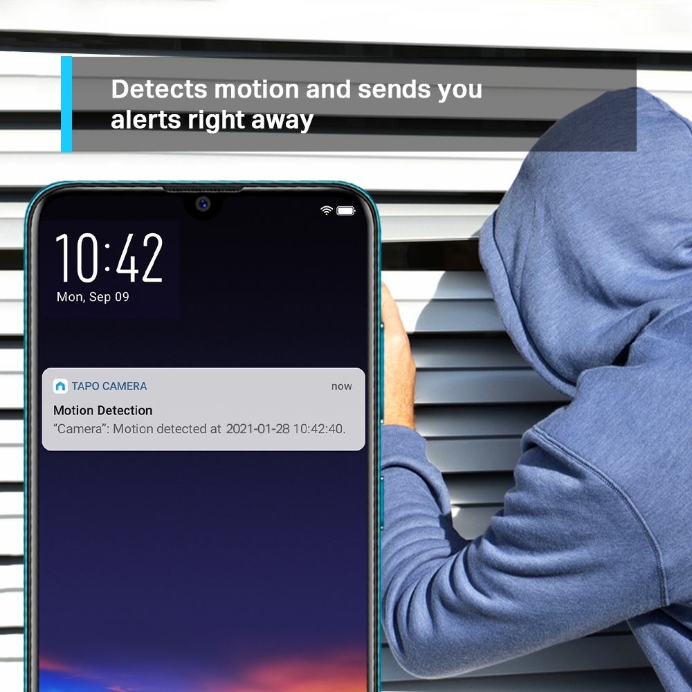 Hareket algılama uyarısı gösteren akıllı telefon. Bir kişi panjurların arasından bakıyor.