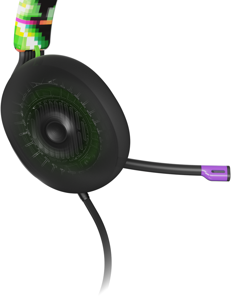 Közelkép egy fekete gamer headsetről, pixeles mintával a fülkagylón.