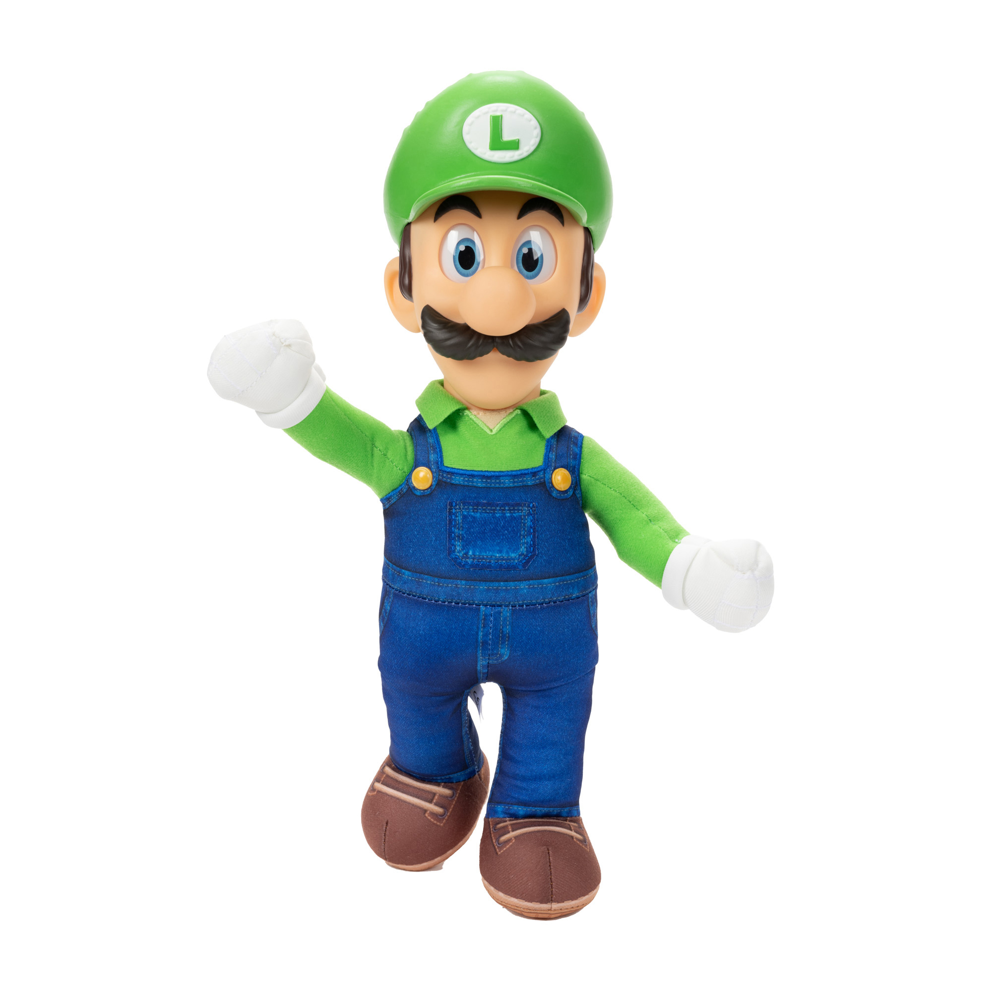 Luigi-Puppe mit grünem Hut und Latzhose, hebt den rechten Arm, vor weißem Hintergrund.