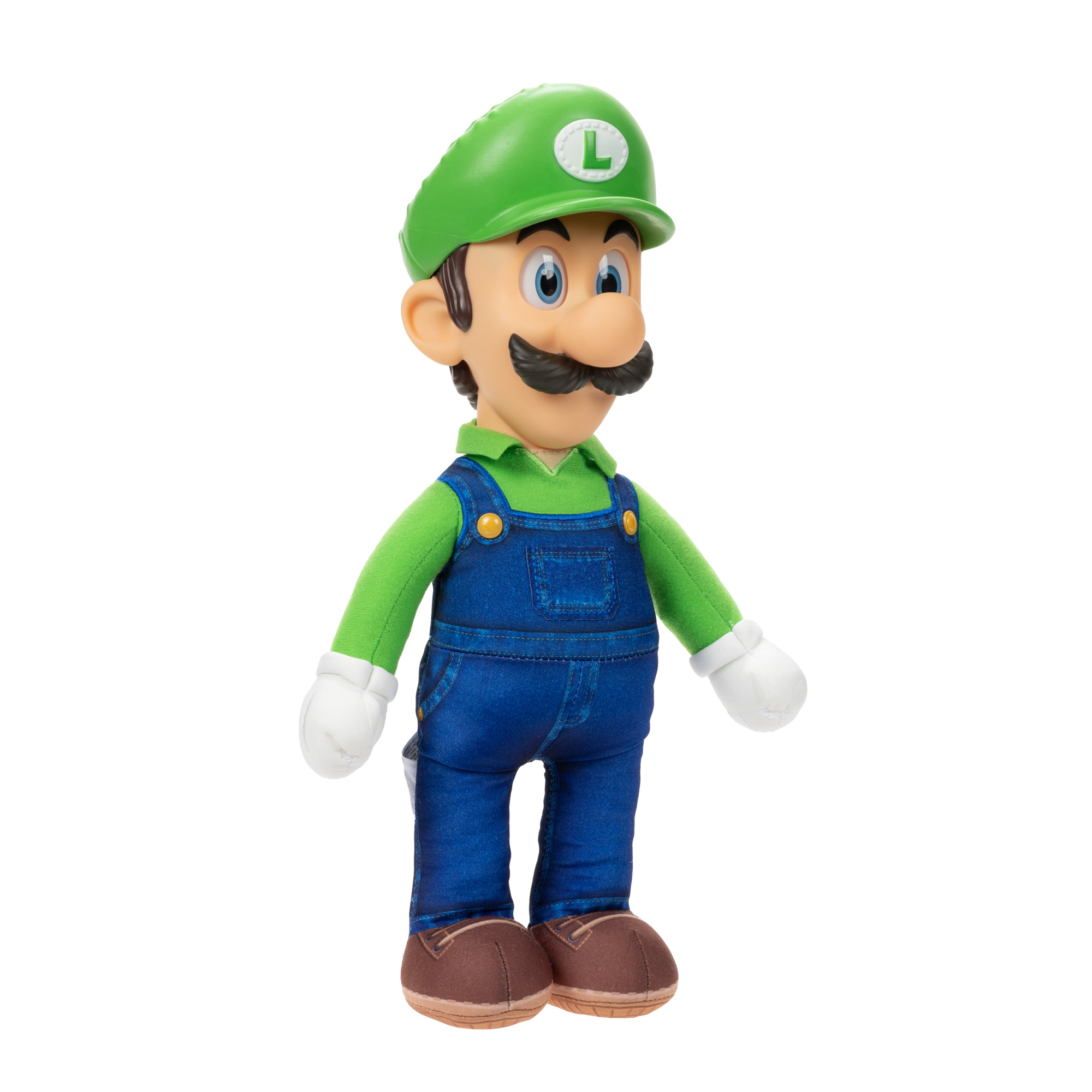 Ein Plüschtier von Luigi in seinem grünen Hut, der Latzhose und den weißen Handschuhen. Er steht vor weißem Hintergrund.