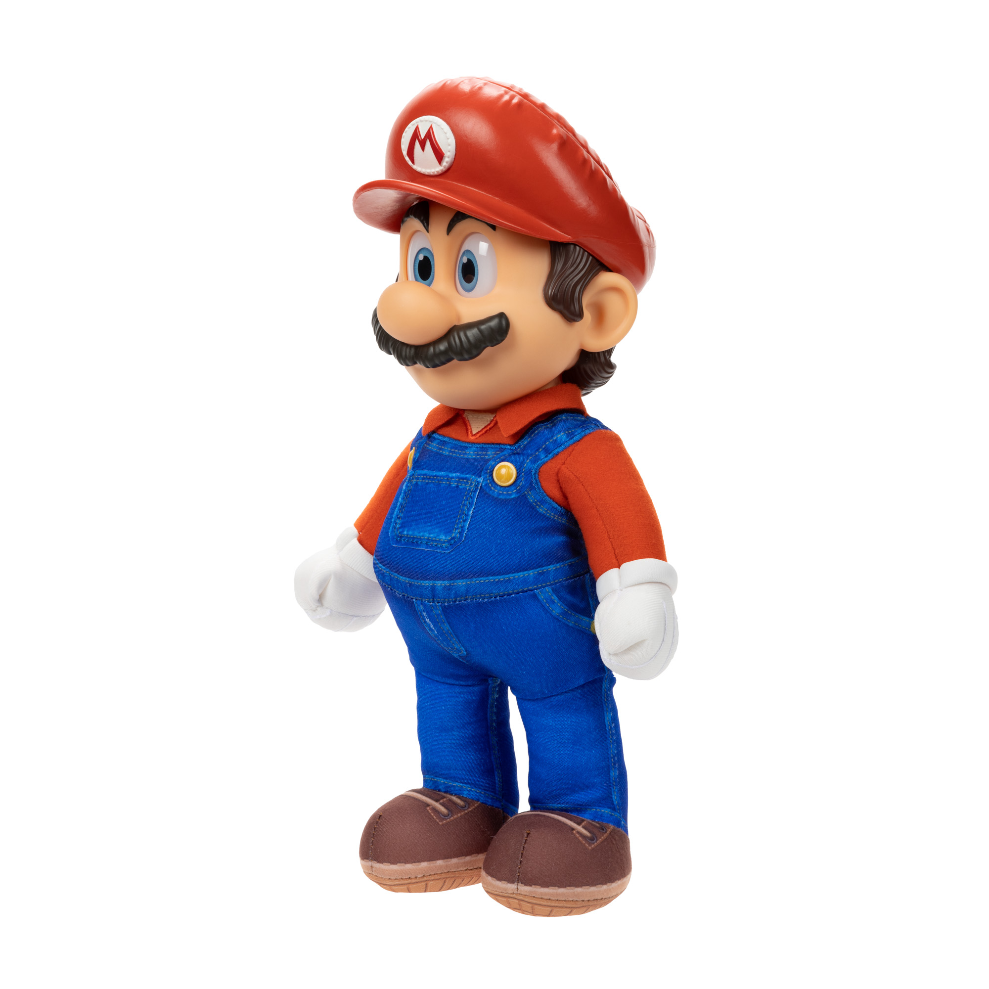 Ein Plüschtier von Mario, in seinem roten Hut, blauen Overalls und braunen Schuhen. Er steht aufrecht.
