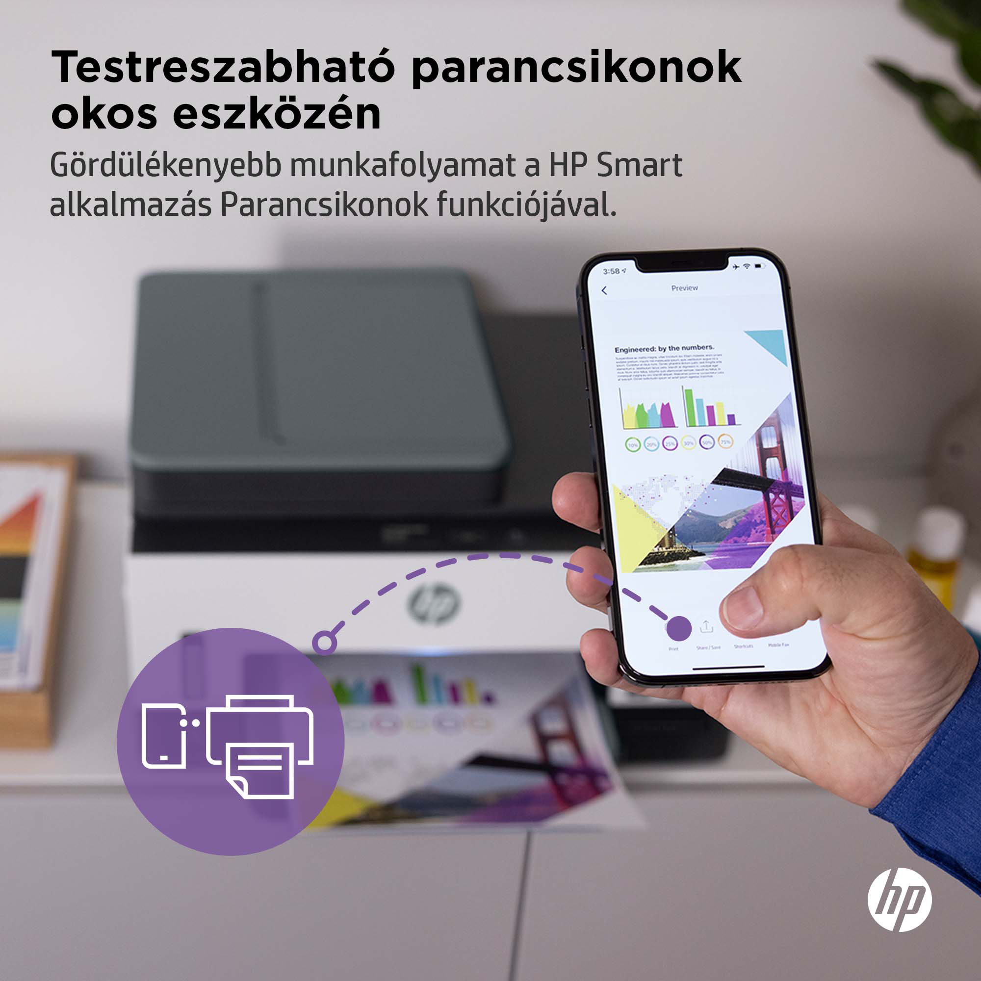 Egy kéz, ami egy telefont tart, egy nyomtatóalkalmazás felületét mutatja, mellette egy nyomtató és szöveg.