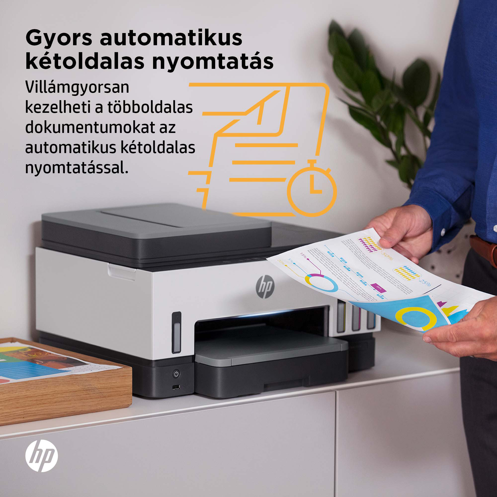 Személy papírt tart nyomtató előtt, szöveg a gyors, automatikus kétoldalas nyomtatásról.