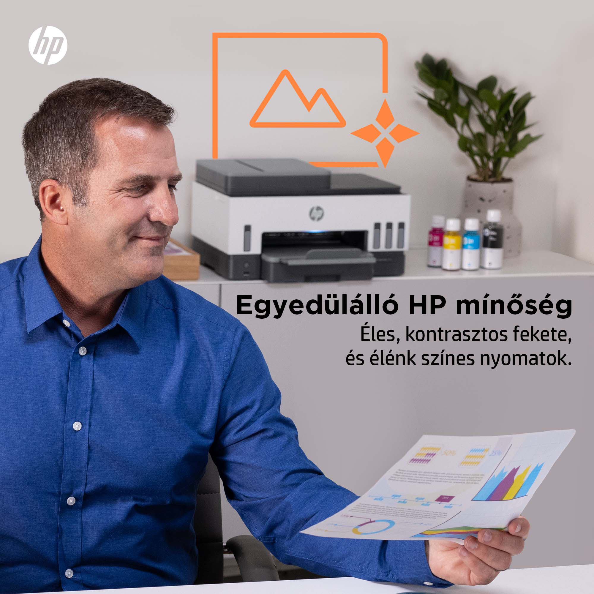 Férfi grafikonokat ábrázoló papírt tart, egy HP nyomtató mellett, magyar felirattal.