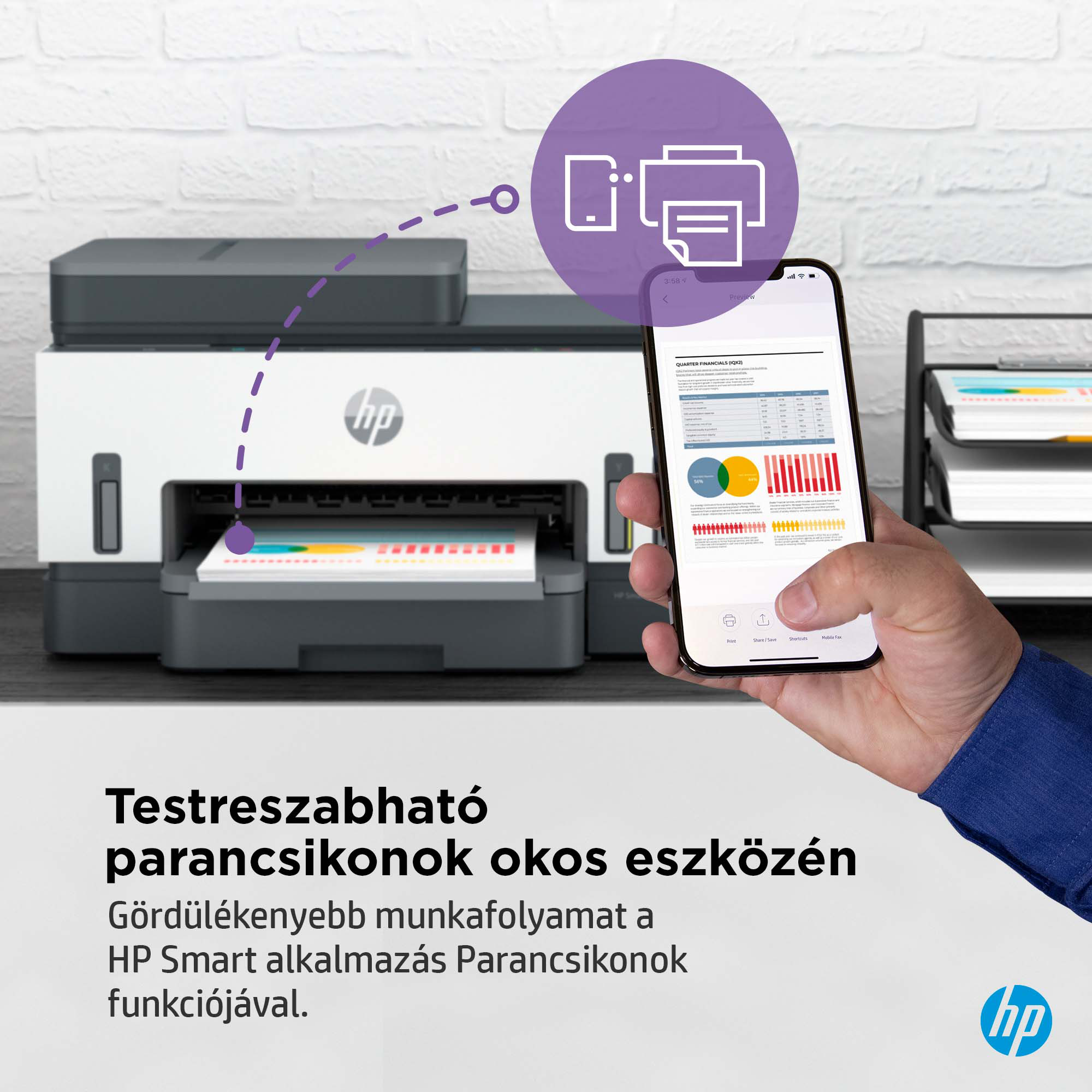 Egy személy okostelefonnal nyomtat egy HP nyomtatóról; látható a nyomtató és a dokumentumok.
