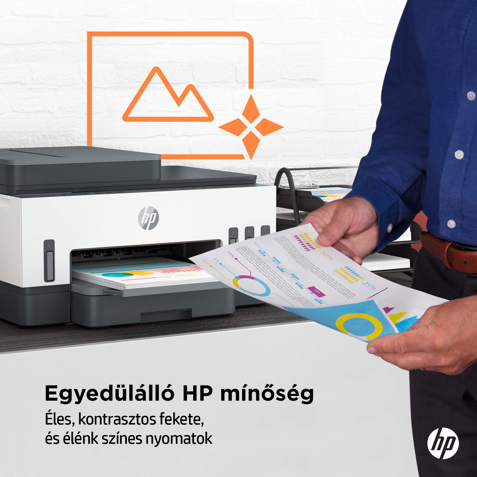 Egy férfi diagramokat tart egy nyomtató mellett, az HP minőségéről és a tiszta nyomtatásról szóló szöveggel.