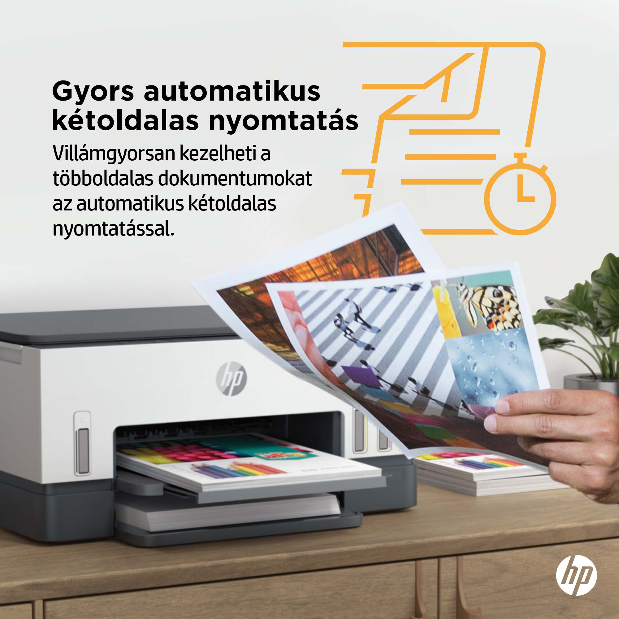 Nyomtató színes dokumentumokat nyomtat, nyomtatott papírok halmával és illusztrációval.
