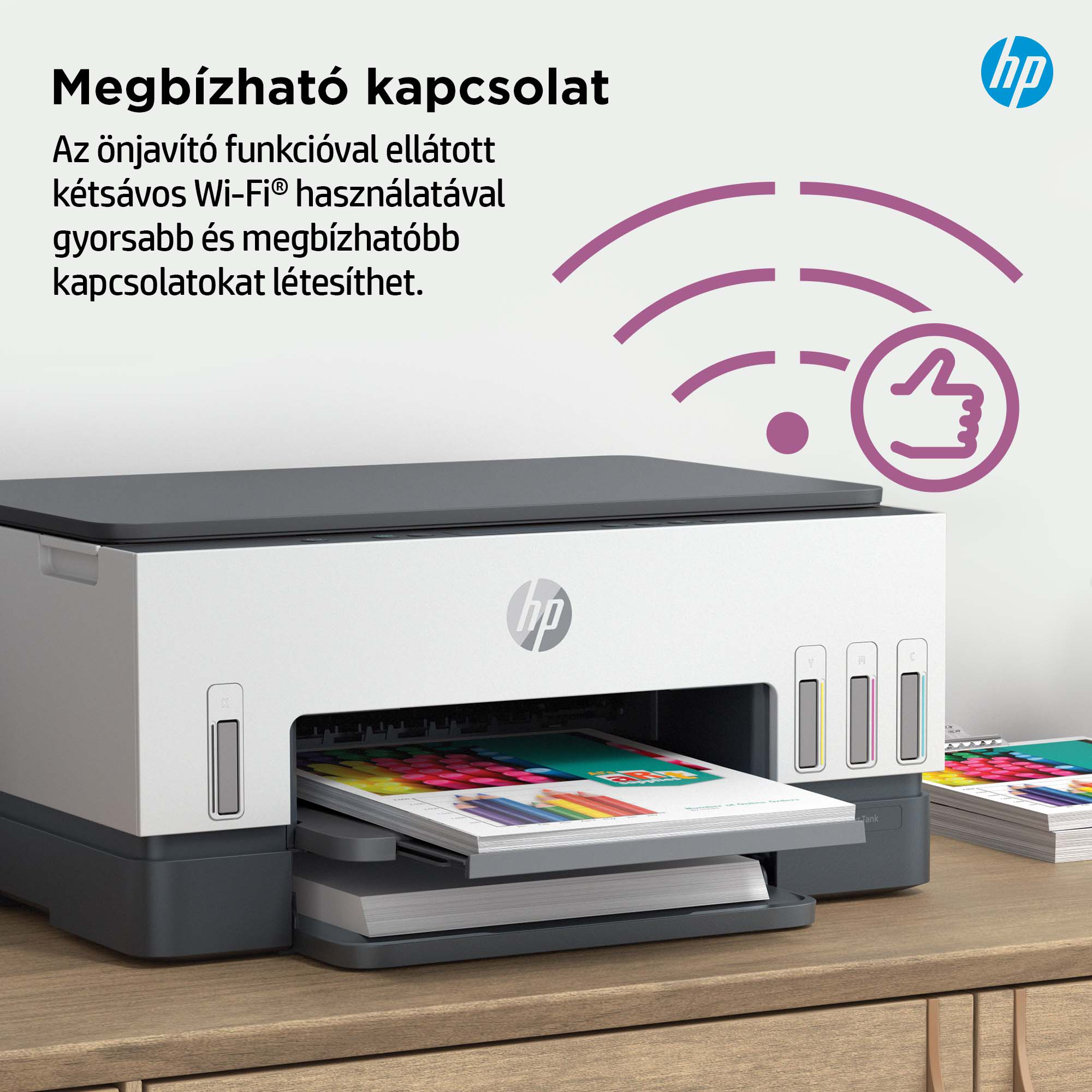 HP nyomtató papír kimeneti tálcával és Wi-Fi jel ikonnal a fa felületen.