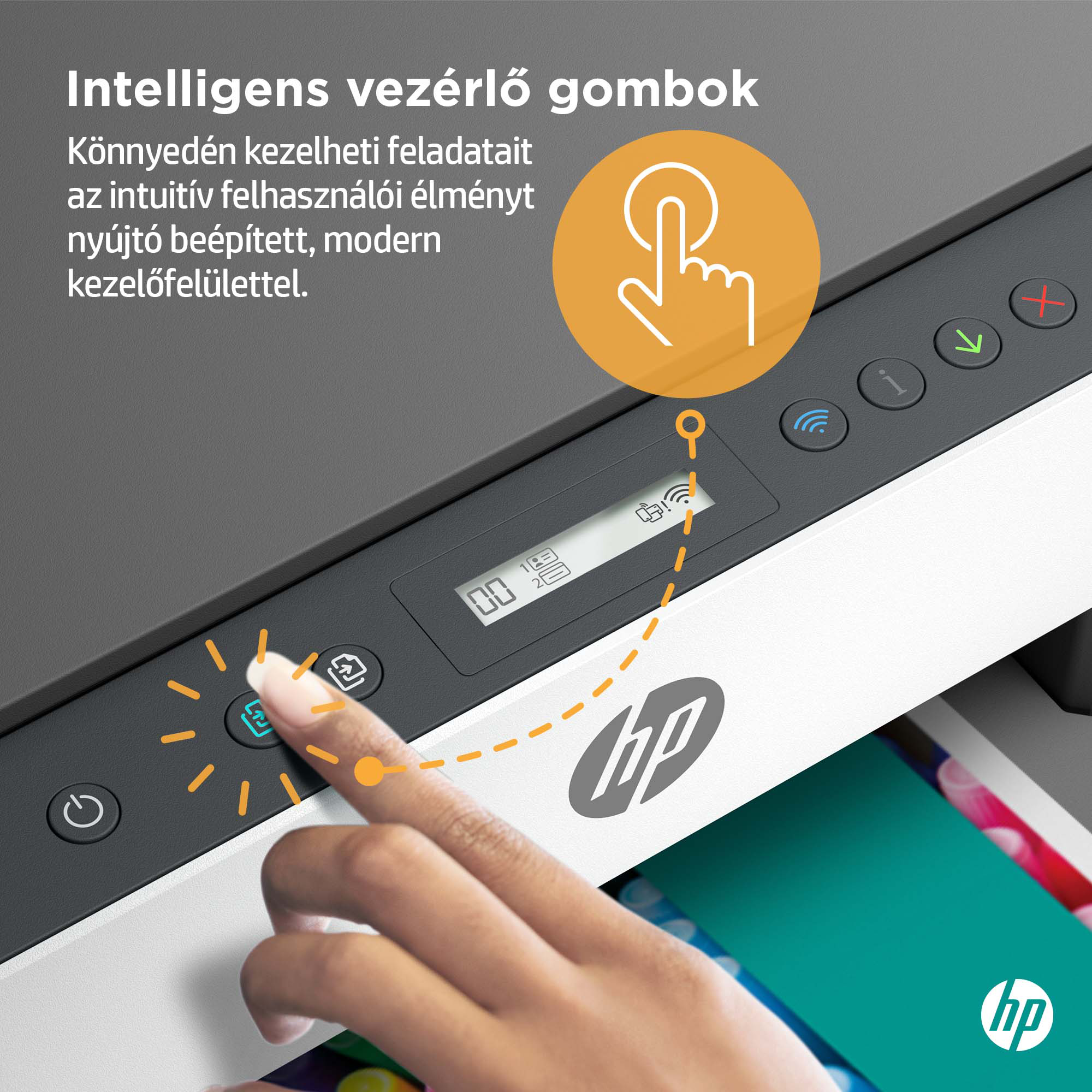 Egy nyomtató közeli képe, ahogy egy ujj egy gombot érint. Szöveg: 'Intelligens vezérlő gombok'.