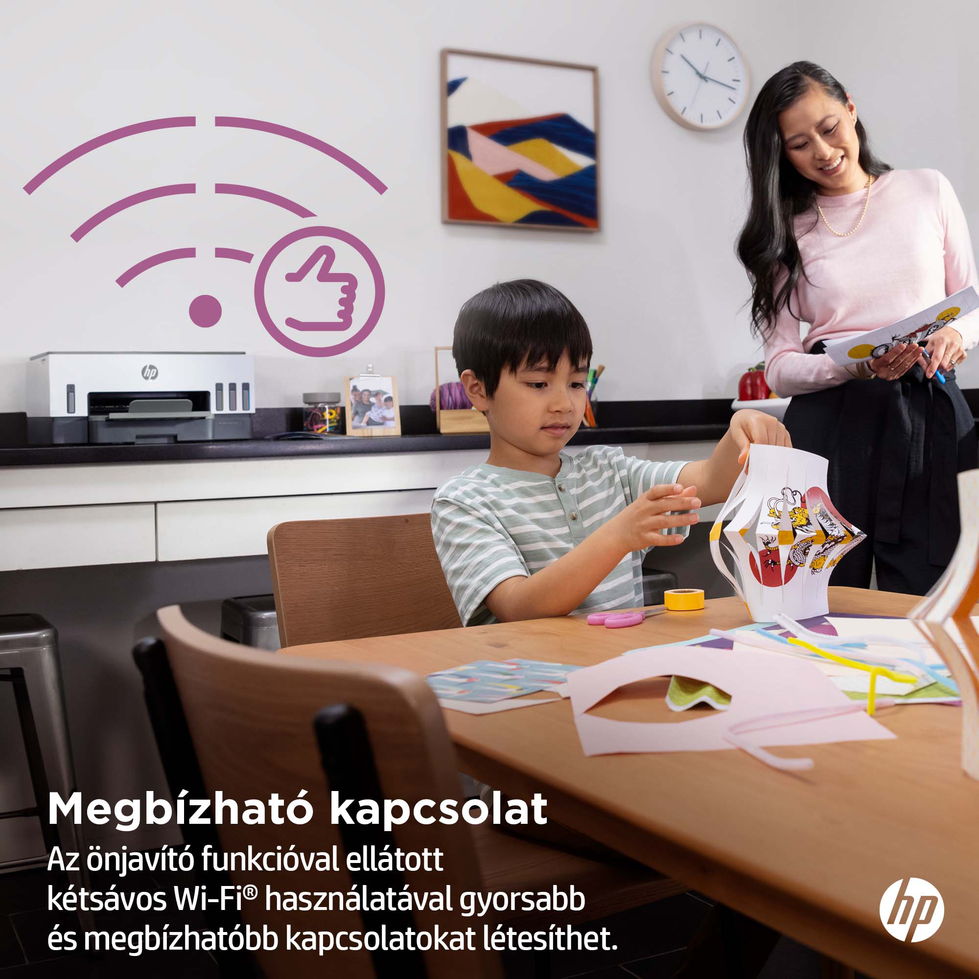 Egy fiú papírmunkát készít. Egy nő áll mögötte. Egy HP nyomtató látható az asztalon.