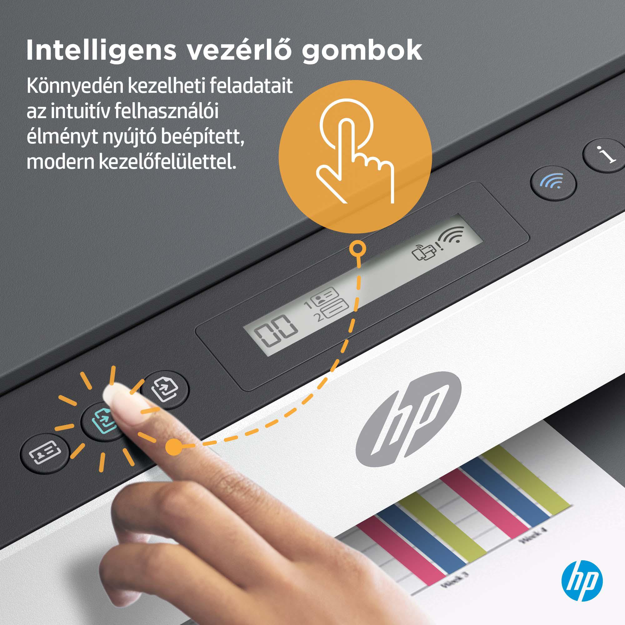 Egy kéz megnyom egy gombot a nyomtató vezérlőpaneljén, HP logóval.
