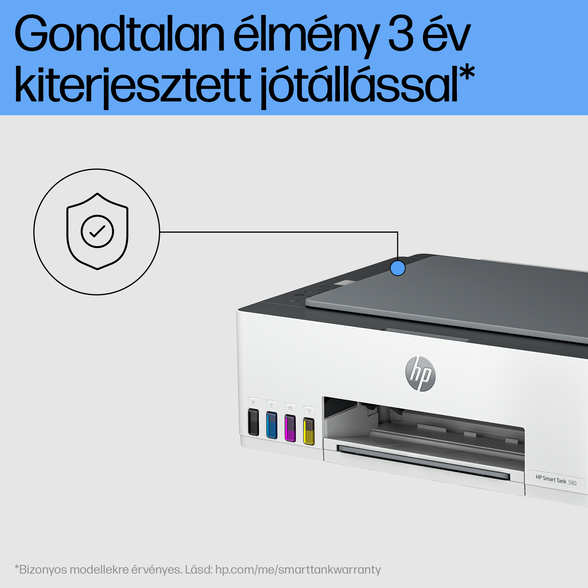 Fekete fülhallgatók, töltőtokkal, fehér felületen.