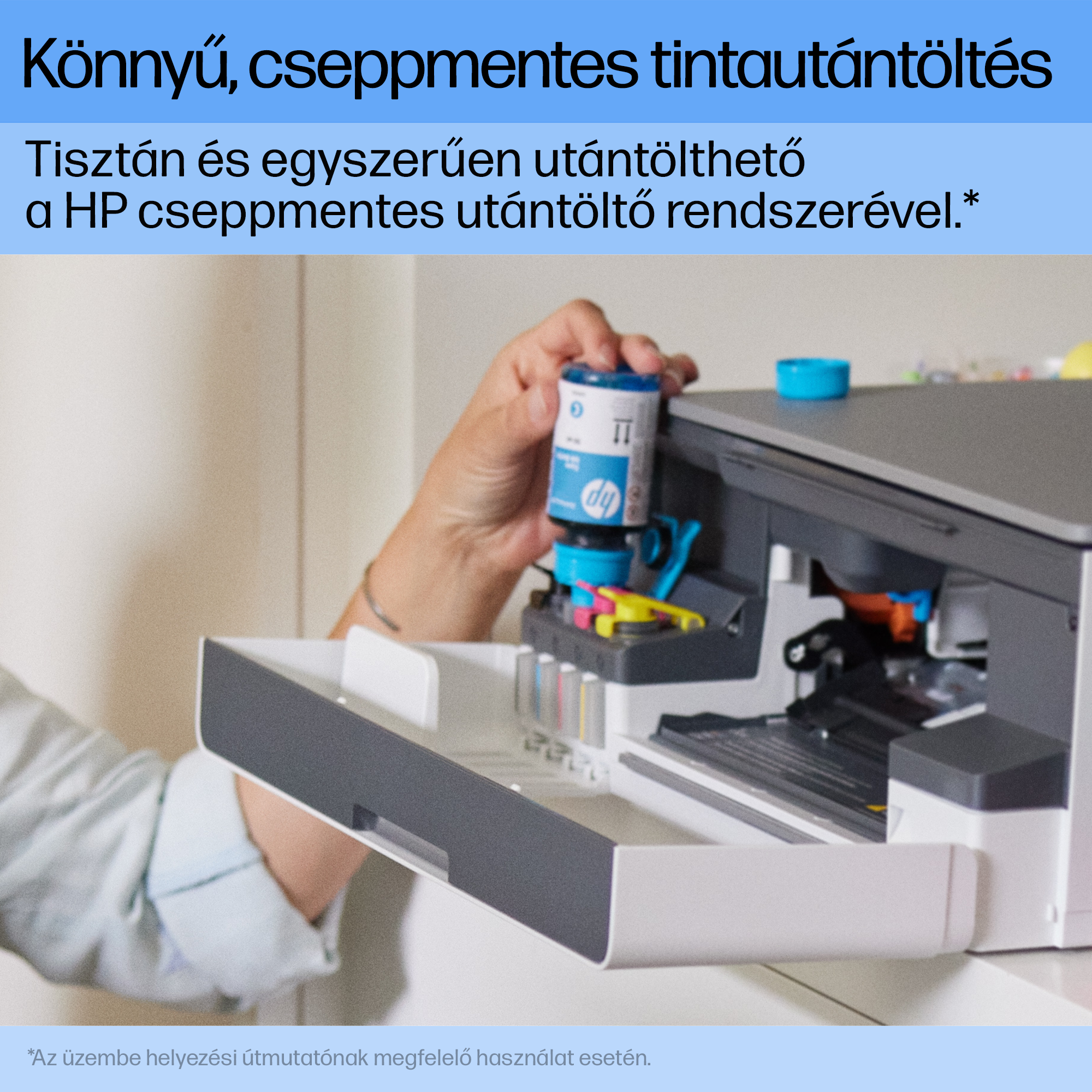 Személy, aki egy HP nyomtató tintáját tölti újra kék és cián tintapalackokkal.