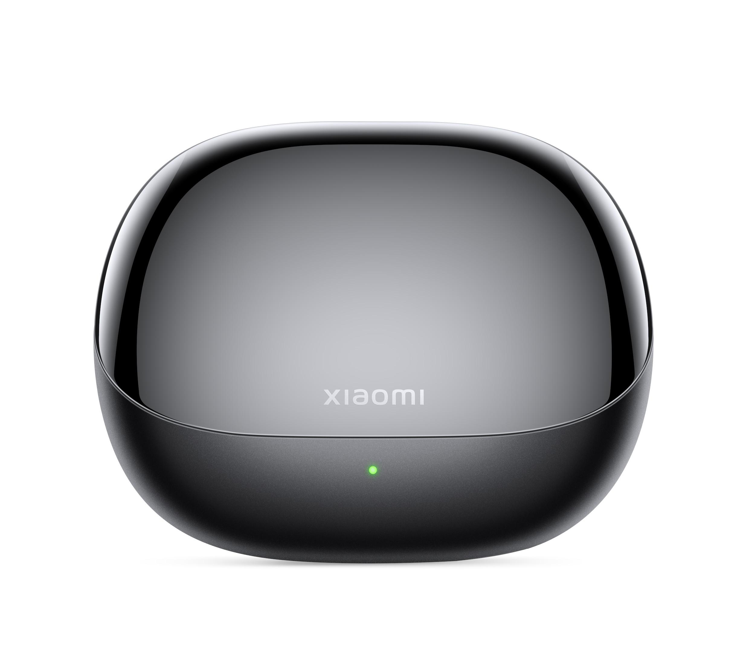 Eine schwarze, glänzende Xiaomi-Ladehülle mit grünem Licht, weißer Hintergrund.