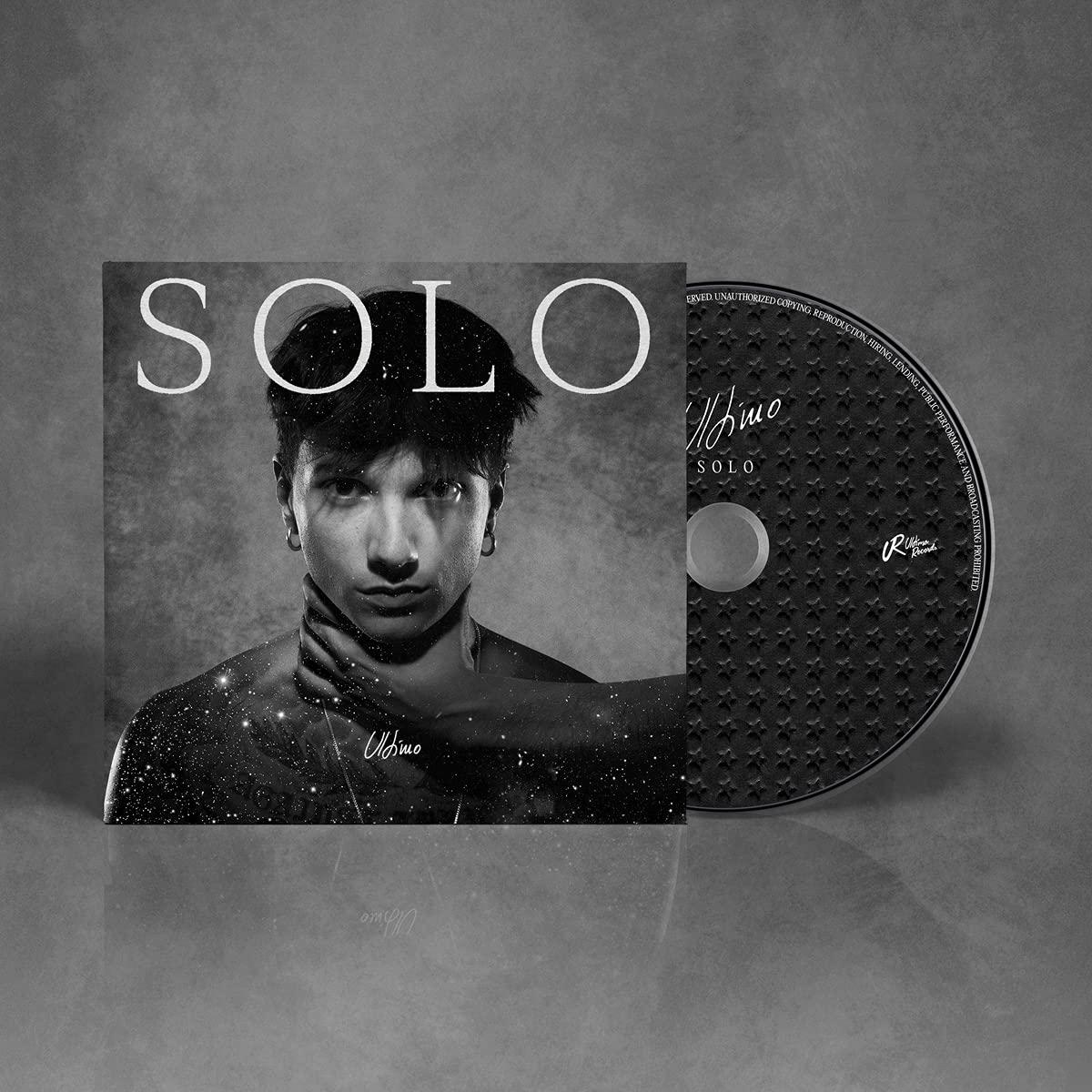 Album borító egy szürkeárnyalatos képpel egy személyről, 'SOLO' címmel, és egy CD tok.