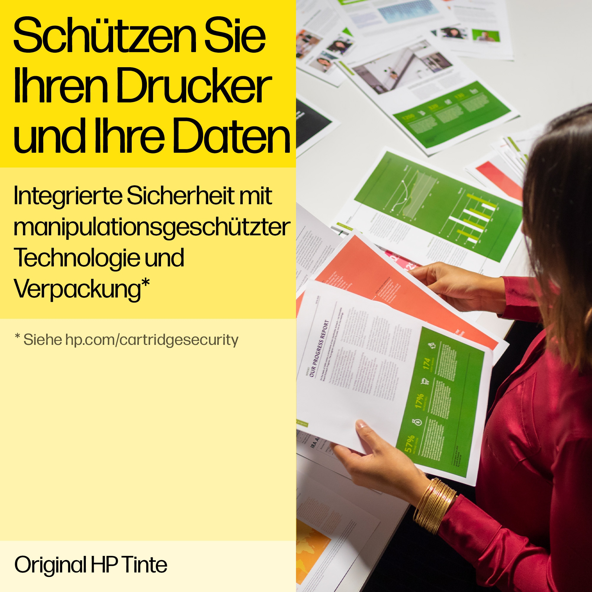 Frau am Schreibtisch, die Dokumente überprüft, Text in gelber Box: 'Schützen Sie Ihren Drucker und Ihre Daten'.