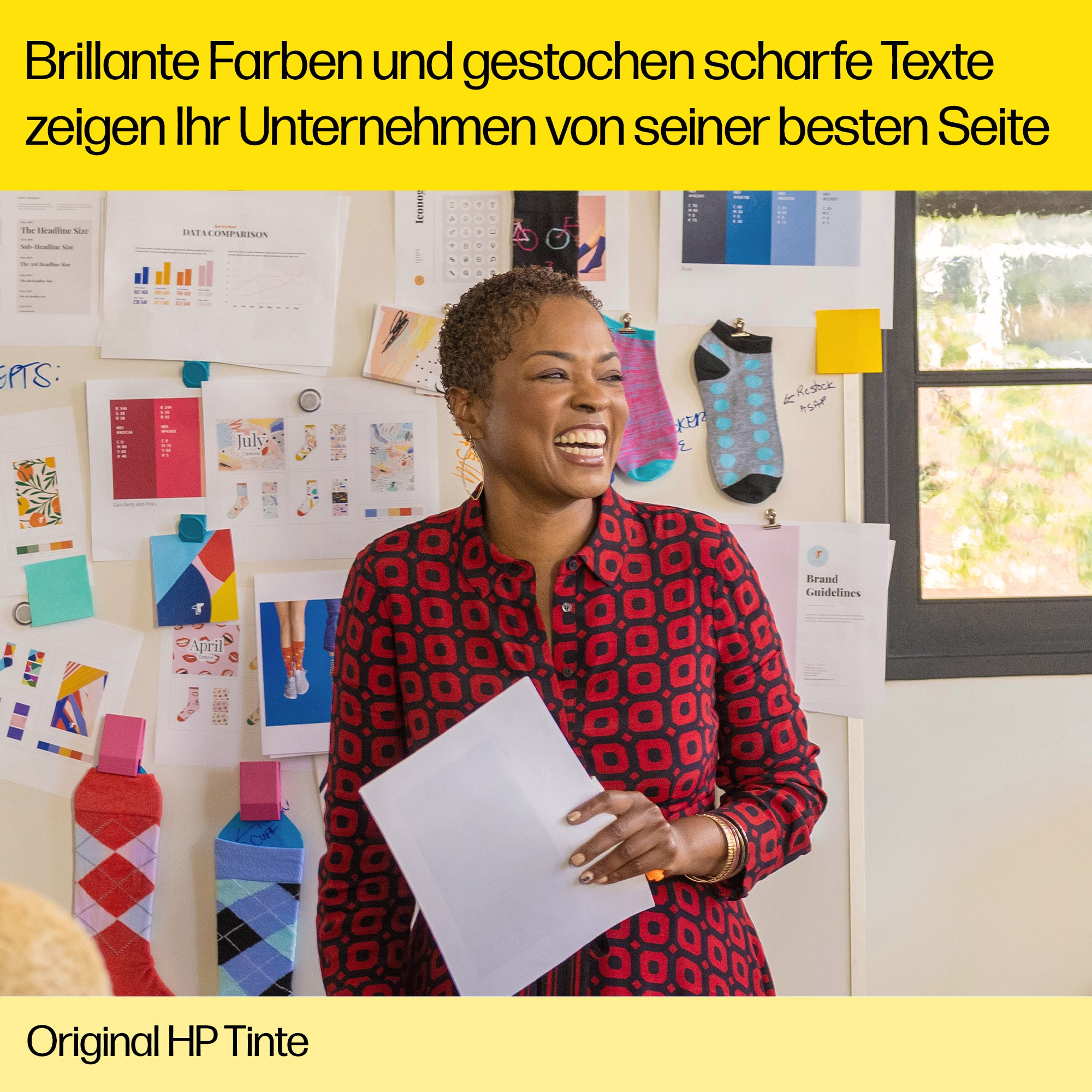 Frau lächelt, Dokumente auf einem Brett, Text: Original HP Tinte.