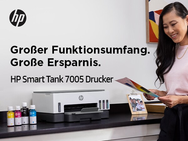 Frau mit HP-Drucker, Tintenpatronen davor. Text hebt großen Funktionsumfang, große Ersparnis hervor.