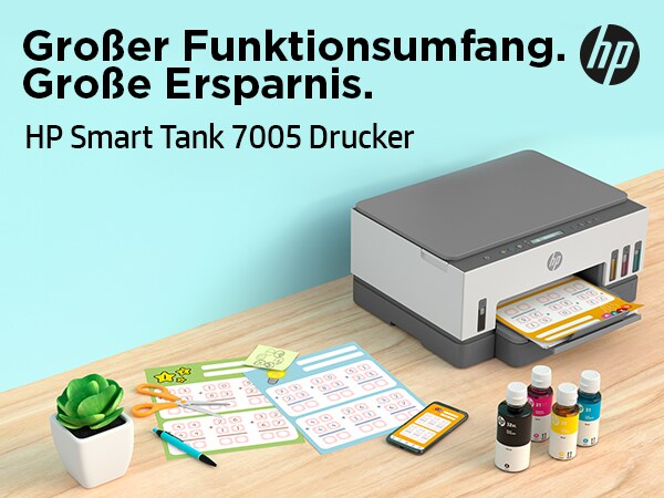 Drucker mit Papieren und Tintenflaschen auf einem Tisch. Text: Großer Funktionsumfang. Große Ersparnis. HP Smart Tank 7005.