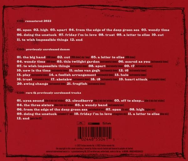 Eine CD-Rückseite mit Titelliste. Das Cover ist rot, mit einer Liste von Songtiteln und Credits.