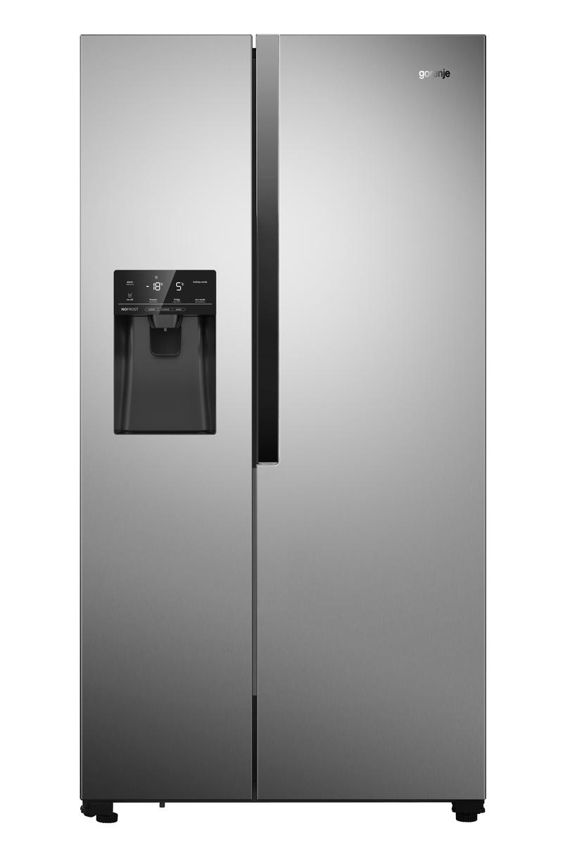 Silberner Side-by-Side-Kühlschrank. Verfügt über einen Spender. Gorenje-Markenlogo oben rechts.
