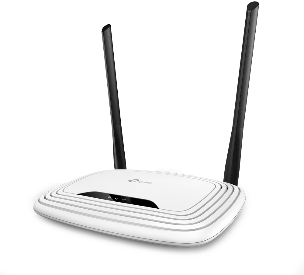 Weißer TP-Link Router mit schwarzen Antennen, isoliert auf weißem Hintergrund.