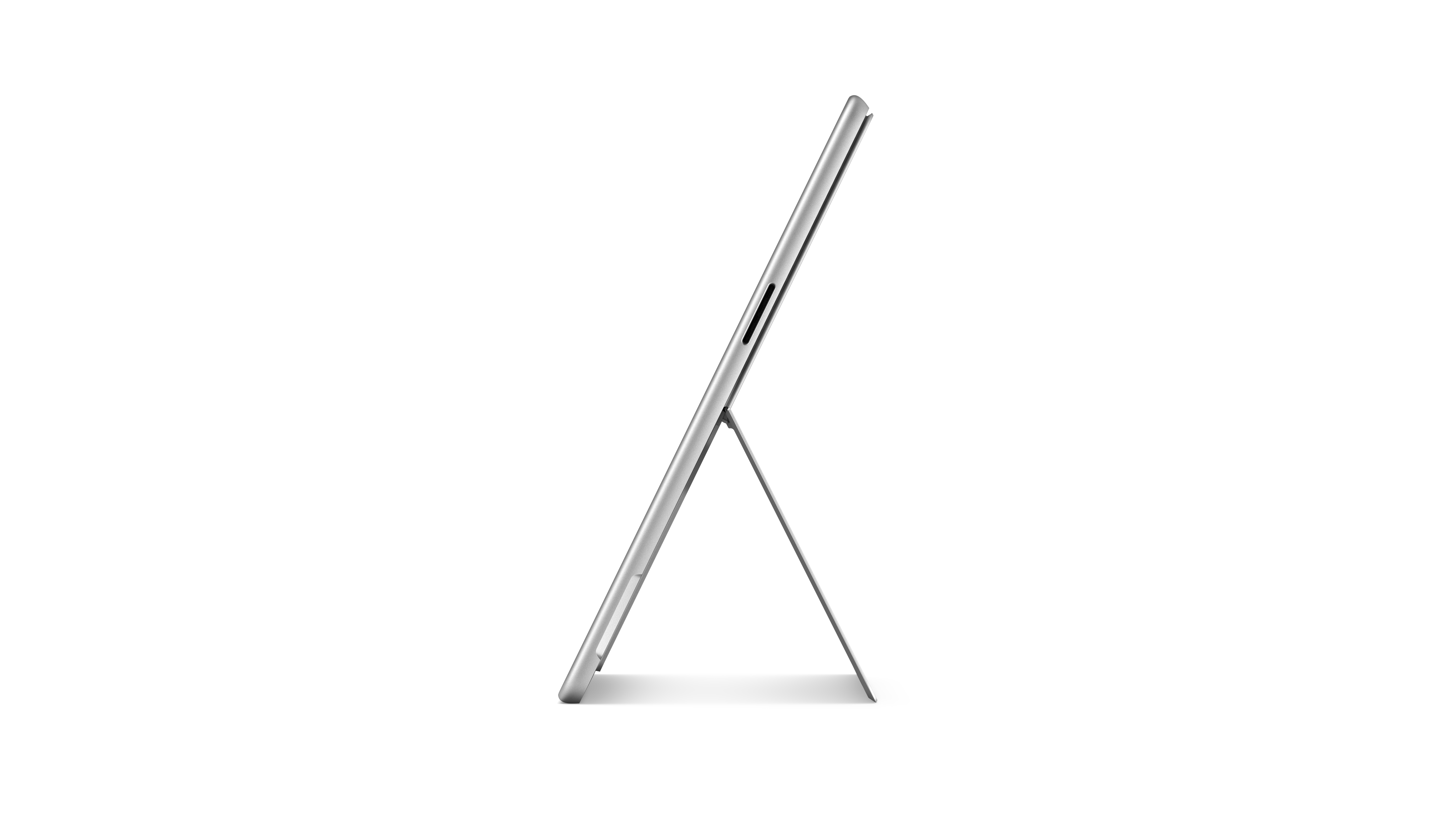 Een zilveren tablet wordt van de zijkant getoond tegen een zwarte achtergrond, ondersteund door een standaard.