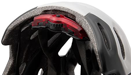 Een close-up van een wit-zwarte helm met een rood licht.