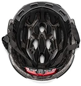 De binnenkant van een zwarte fietshelm. De binnenstructuur en een rood licht zijn zichtbaar.