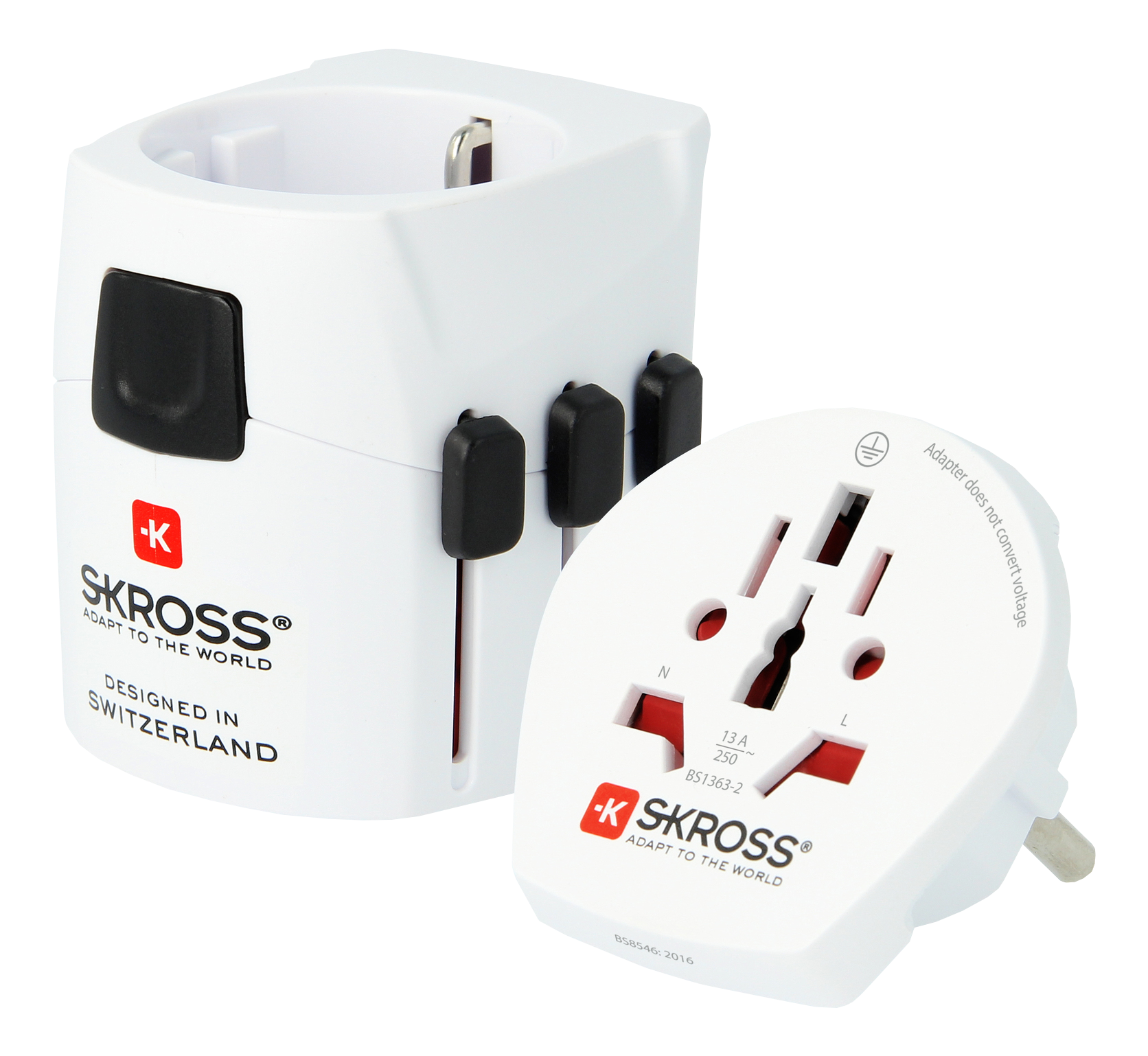 Adattatore da viaggio bianco con più tipi di spina. Il testo include "SKROSS" e "Designed in Switzerland".