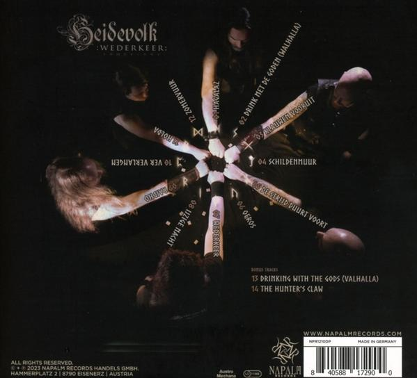 Albumcover mit Bandmitgliedern im Kreis. Text in der Mitte mit Bandname und Albumtitel.