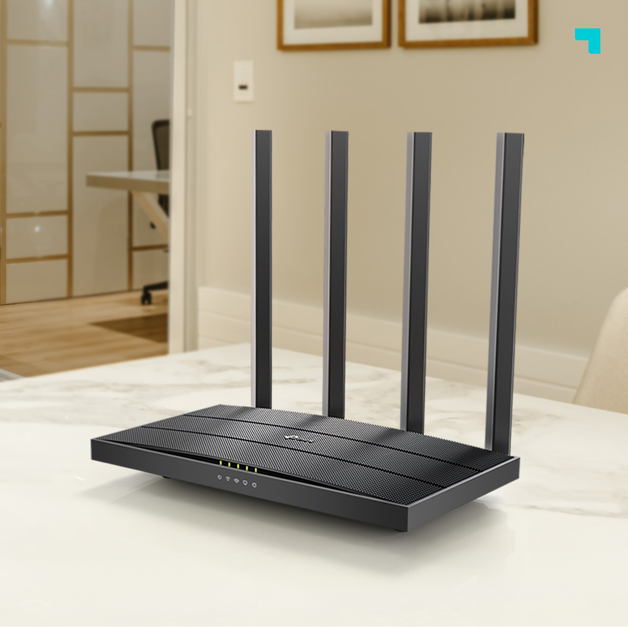 Enrutador negro con cuatro antenas sobre una mesa blanca.